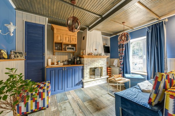 Optimisez votre salle de bain sous les combles : Solutions innovantes pour un rangement astucieux!