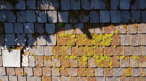 Les avantages d'une intervention aérienne pour nettoyer votre toiture